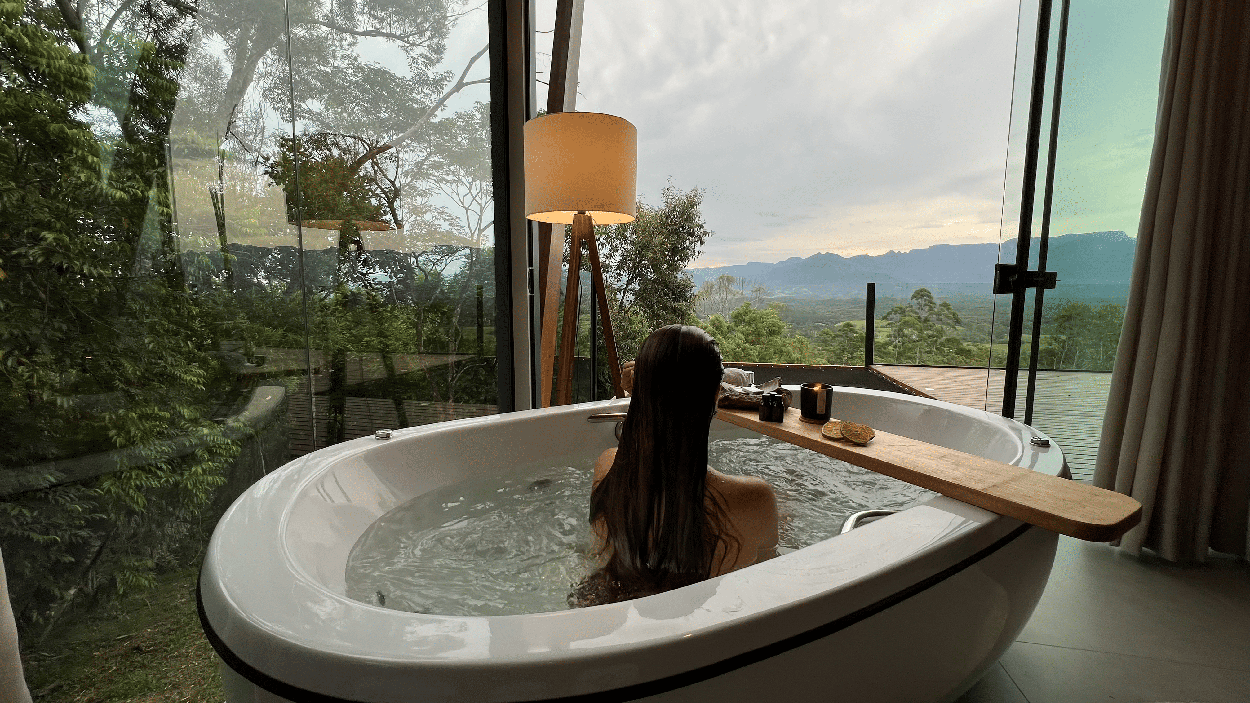 Mulher observando a vista da hidromassagem na Cabana Rancho Alcântara