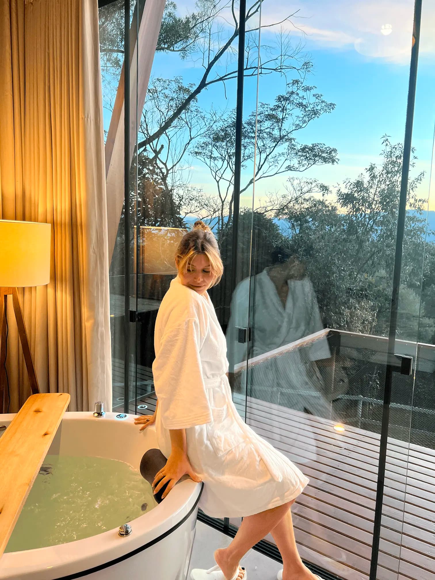 Mulher observando a vista da hidromassagem na Cabana Rancho Alcântara
